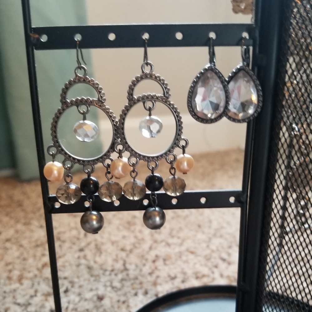 2 pairs of earrings
